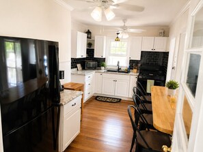 Private kitchen - Tranquil 2-bedroom cottage in charming Coloma perfect for relaxing (Coloma)