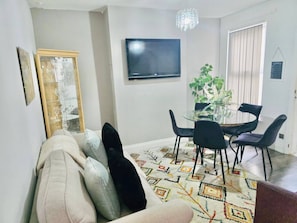 House, 5 Bedrooms | Dining room - Liverpool Bootle Cozy House (Bootle)