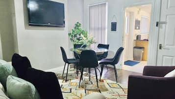 House, 5 Bedrooms | Dining