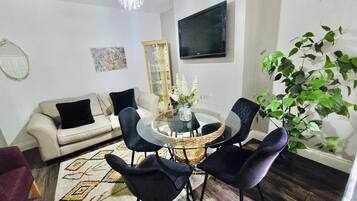 House, 5 Bedrooms | Tempat makan