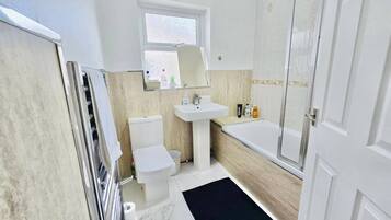 House, 5 Bedrooms | Bilik Mandi