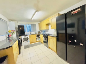 House, 5 Bedrooms | Private kitchen - Liverpool Bootle Cozy House (Bootle)