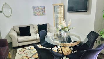 House, 5 Bedrooms | Dining room