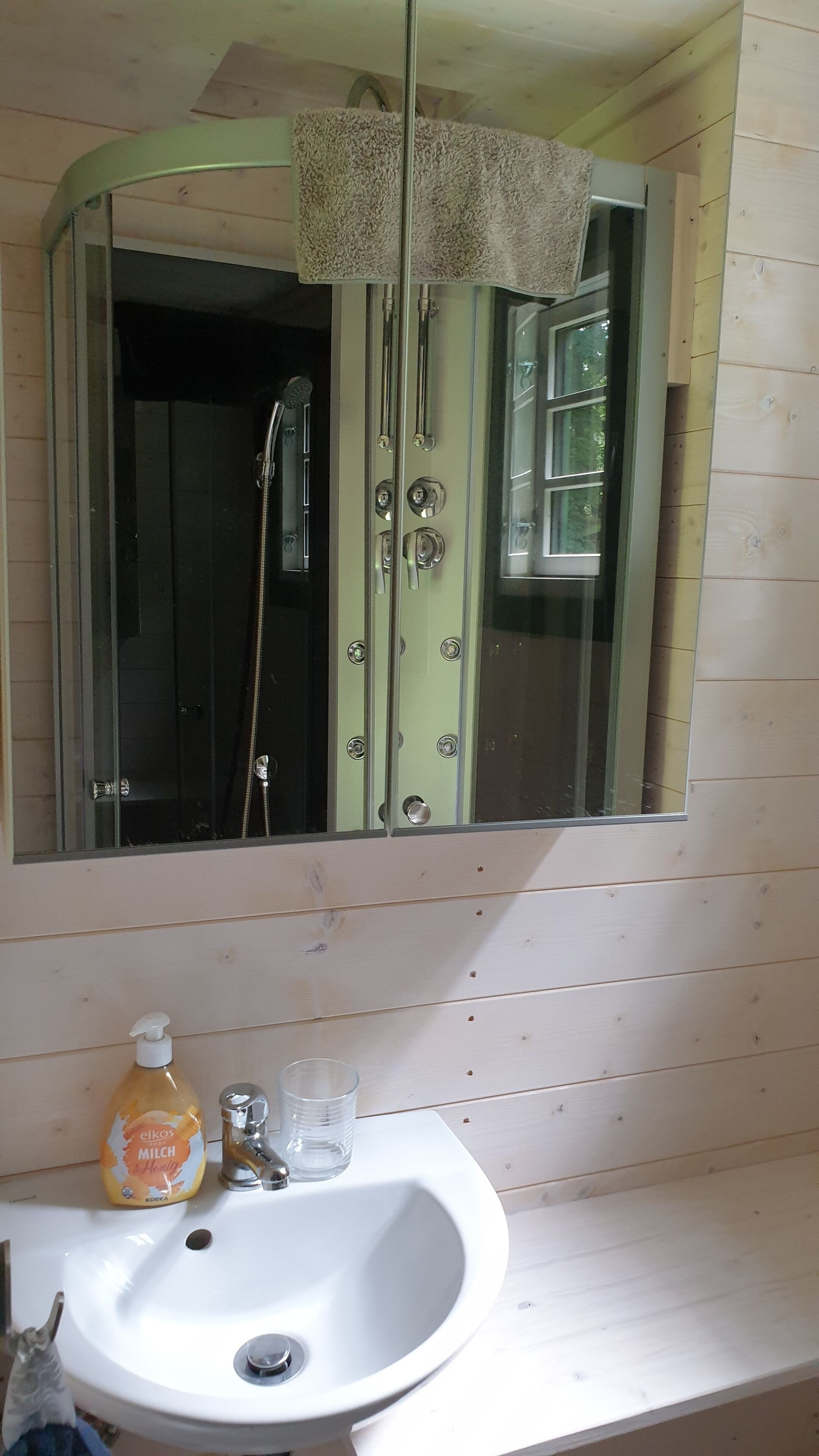 Dusche, Handtücher, Seife, Toilettenpapier