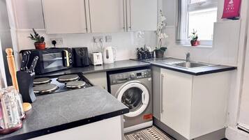 House, 3 Bedrooms | Private kitchen