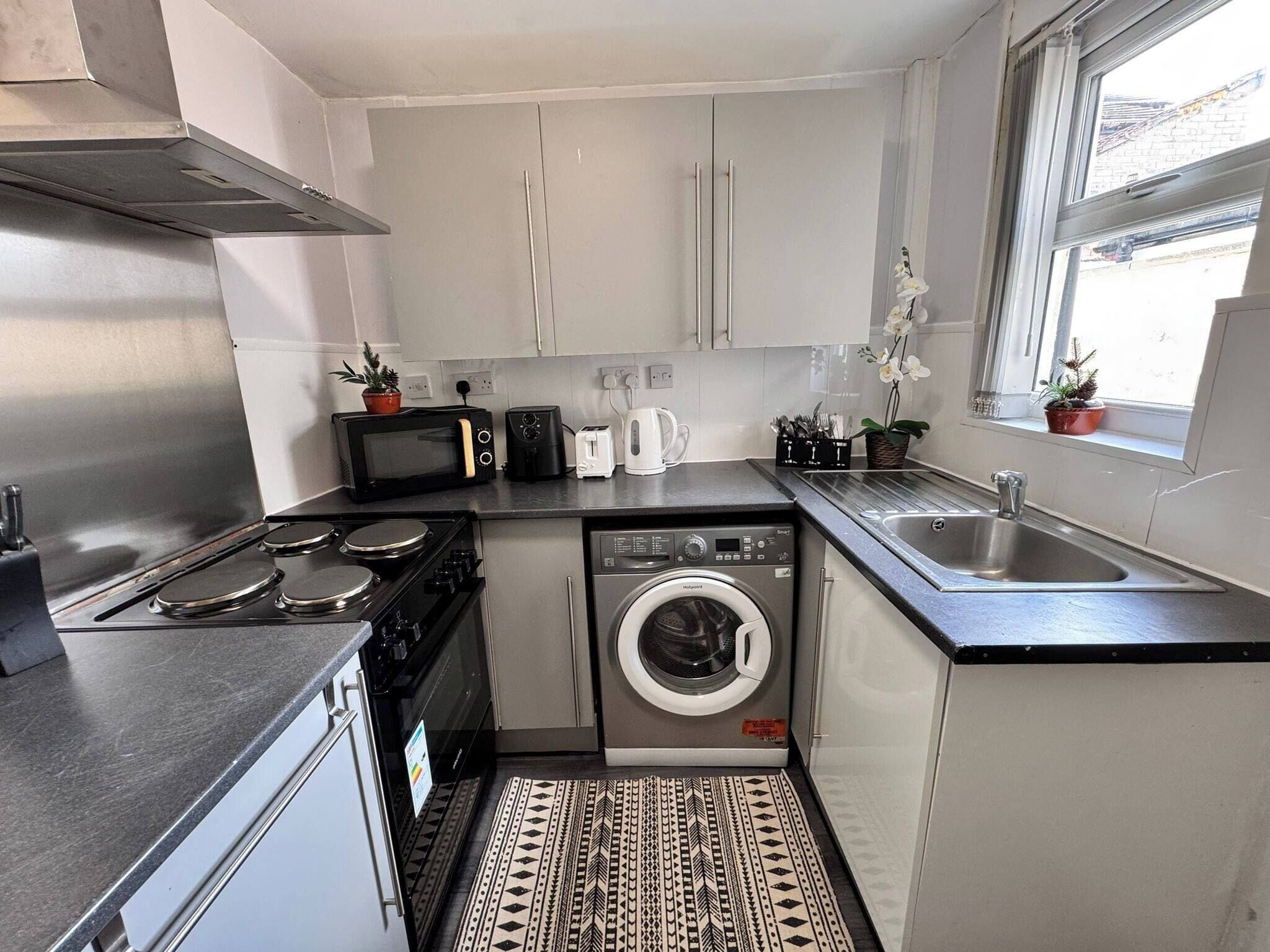 House, 3 Bedrooms | Private kitchen