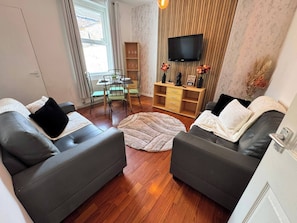 House, 3 Bedrooms | Living area - House 10 Minutes From the Center (Liverpool)