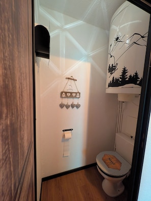 Hårføner, håndklær, såpe og toalettpapir