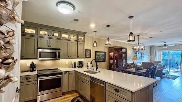 A kitchen with a central island, stainless steel appliances, and pendant lighting. - Downtown Gatlinburg-Bear View Manor-Update - Renovated-near Convention Center (Gatlinburg)