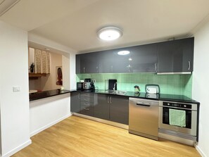 Coffee/tea maker, fridge, microwave, oven - Vila Nova House (Ponta Delgada)