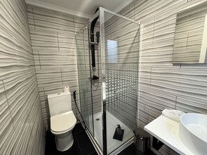 Dusj, hårføner, håndklær og såpe