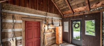 Fabulous 4-bed/bath log home w/ HVAC private walking trail& Theater in Lewisburg