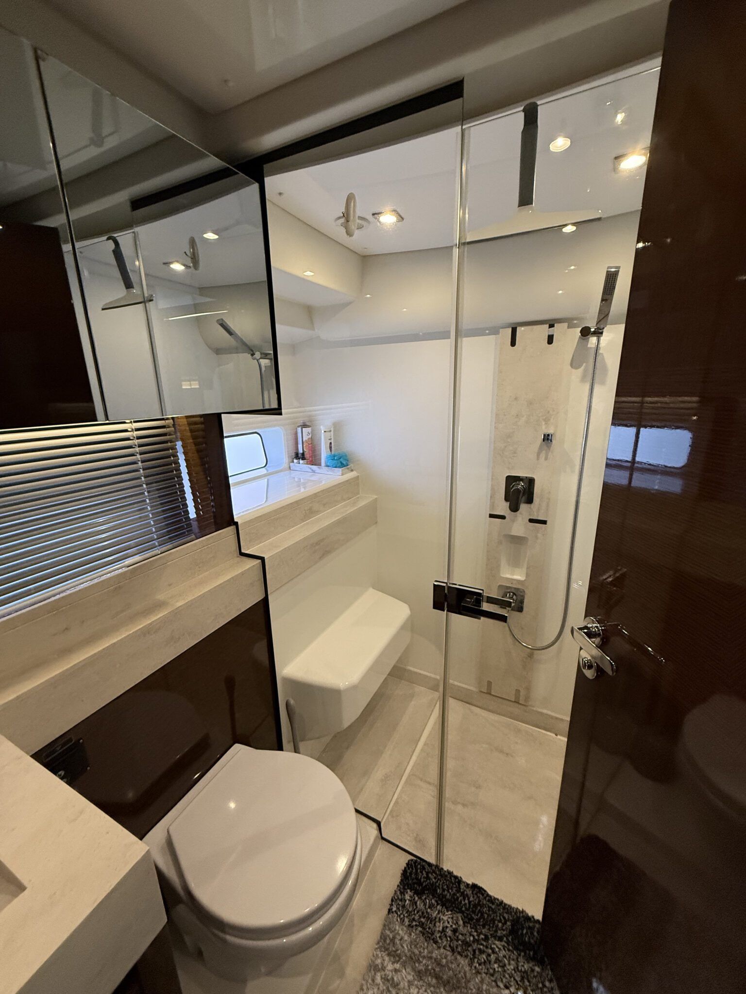 Douche, serviettes fournies, savon, papier toilette