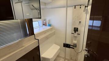 Douche, serviettes fournies, savon, papier toilette