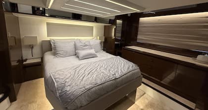 Luxurious 3-bedroom yacht cruising the beautiful Fort Lauderdale waters