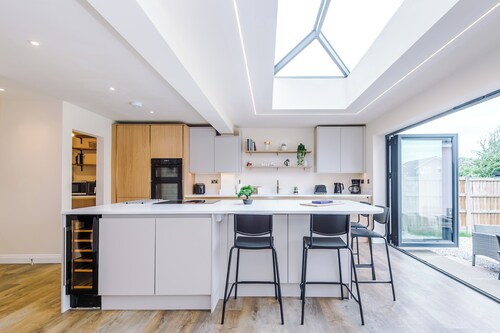 NEW Relaxing 4BR House with Free WIFI & Parking