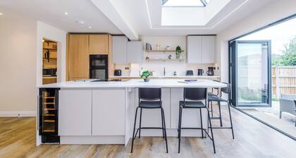 NEW Relaxing 4BR House with Free WIFI & Parking
