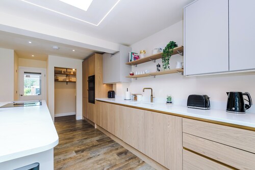 NEW Relaxing 4BR House with Free WIFI & Parking