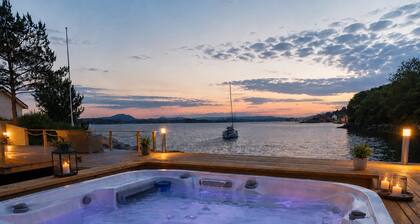 Big Waterfront Cabin - Sauna & Spa - Near Bergen - Sleeps 18