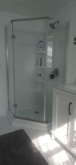 Shower, towels, soap, shampoo - Relaxing Willsboro Waterfront Cottage (Willsboro)