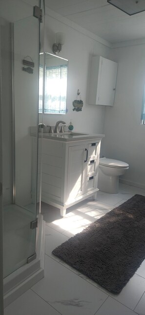 Shower, towels, soap, shampoo - Relaxing Willsboro Waterfront Cottage (Willsboro)