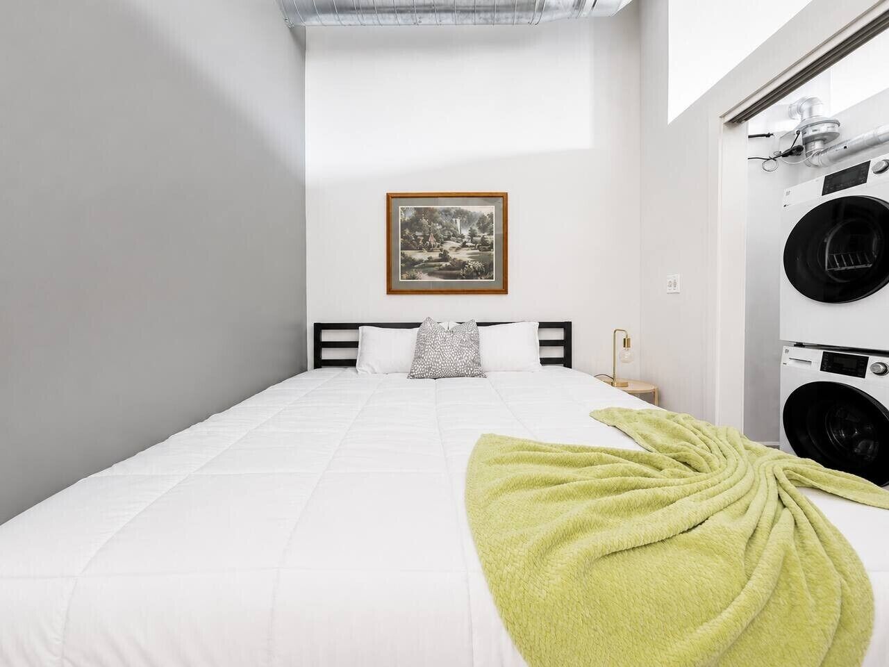 Tabla de planchar con plancha, wifi y ropa de cama 