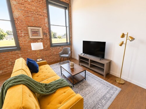 Sleepover | Lovely 1BD/1BA Loft - Newton