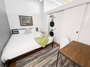 Planxa i posts de planxar, wifi i roba de llit 
