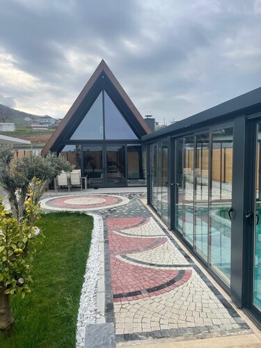 Viona Bungalov