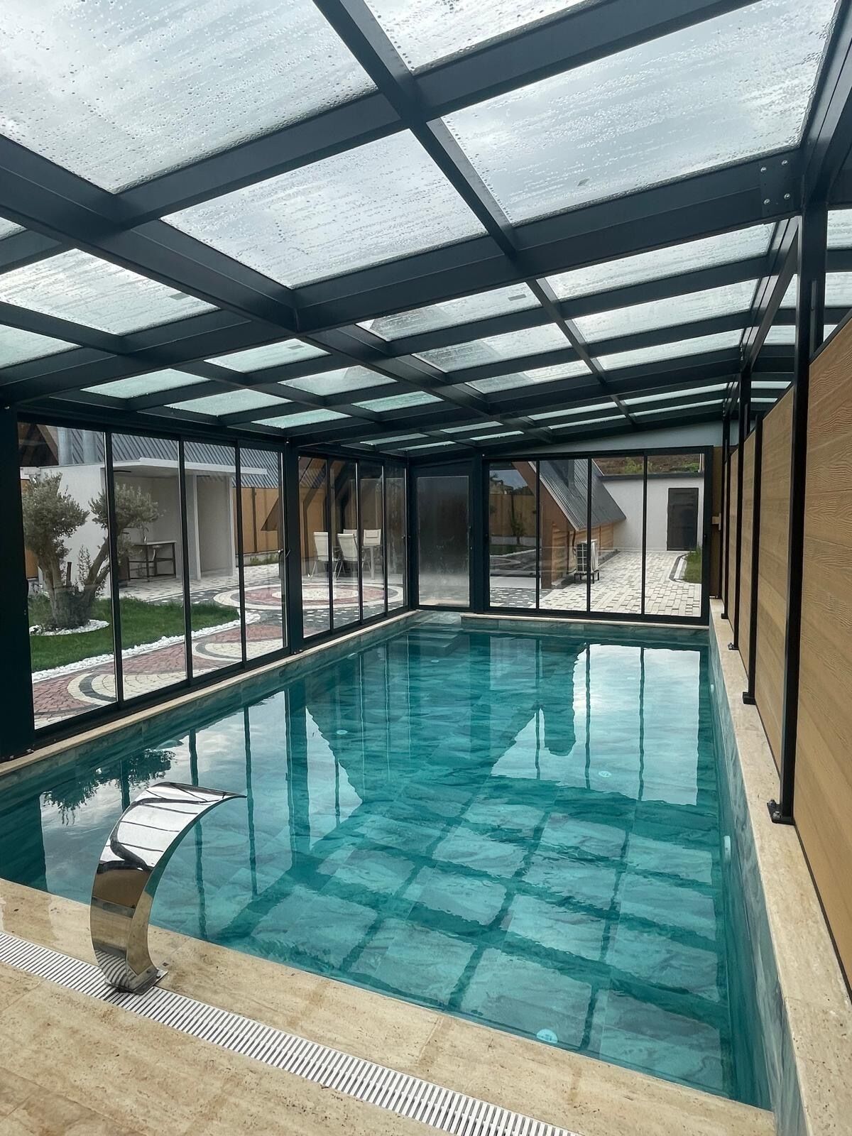 Comfort bungalow, uitzicht op zwembad | Zwembad | Een binnenzwembad, een buitenzwembad