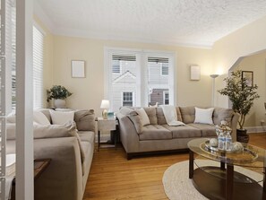 A living room with two sofas, a coffee table, and a lamp. - Charming Del Ray Home, Near Old Town & METRO-rail (Alexandria)