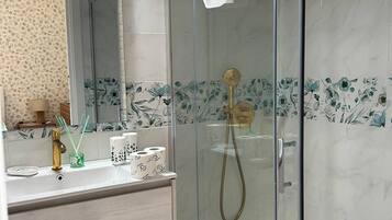 Shower, hair dryer, bidet, towels