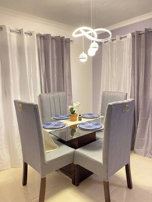 Apartamento, 3 quartos, sacada | Sala de jantar