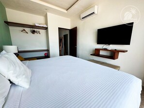 Tabla de planchar con plancha, wifi, ropa de cama