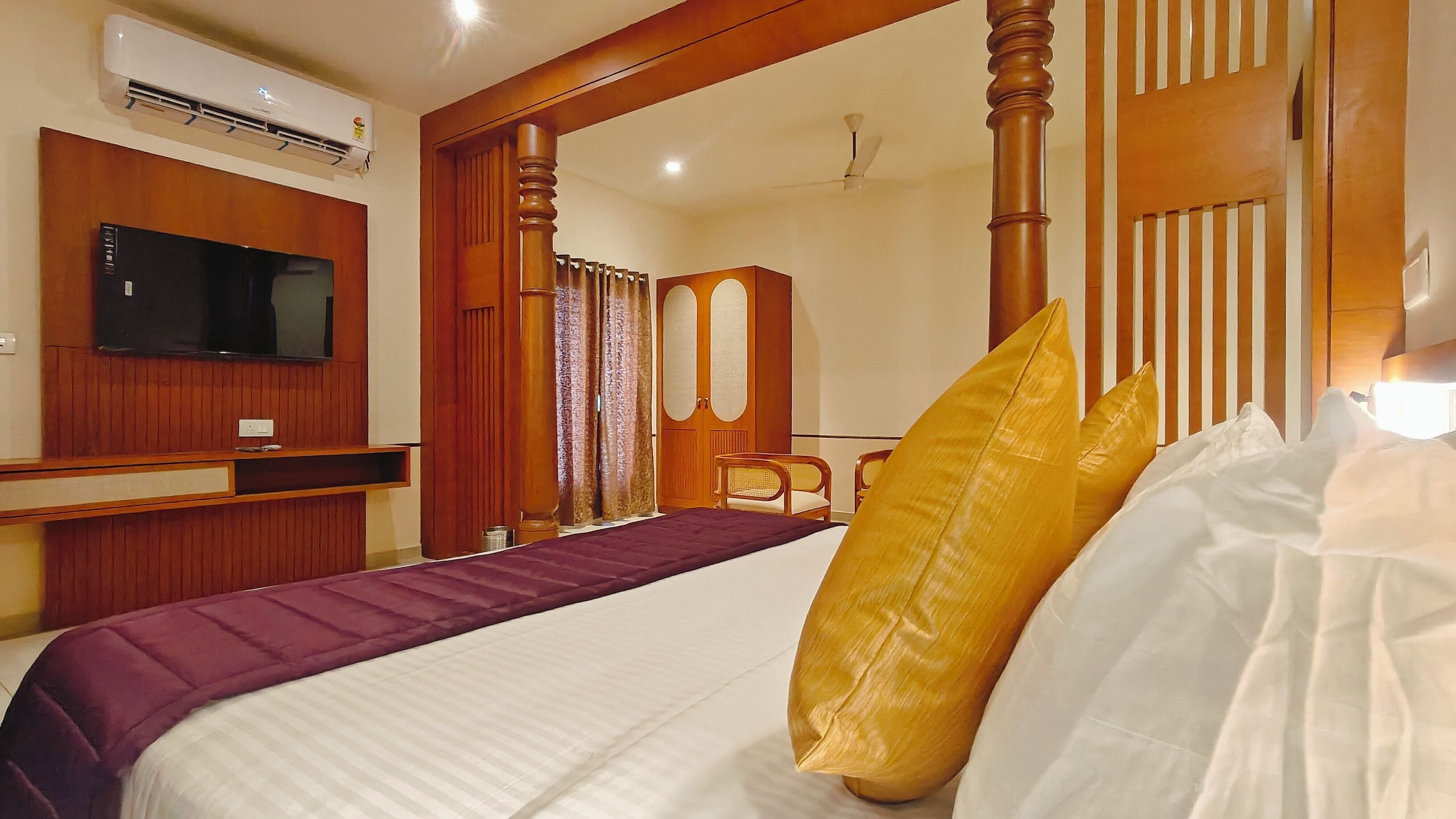 Une chambre d’hôtel équipée d’un lit, d’une télévision, d’un bureau et d’une armoire.