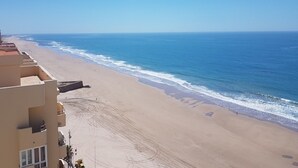 Ein Strand mit einem angrenzenden Gebäude.