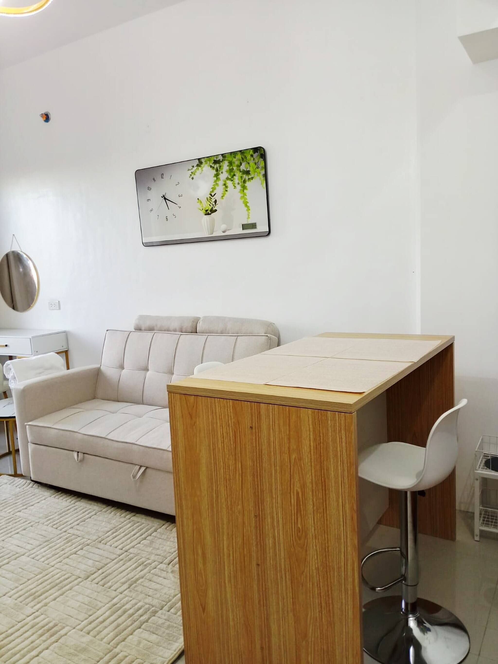 Una sala de estar moderna con un sofá, una mesa de madera y una silla.