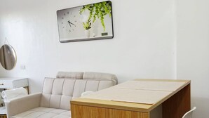 Una sala de estar moderna con un sofá, una mesa de madera y una silla.