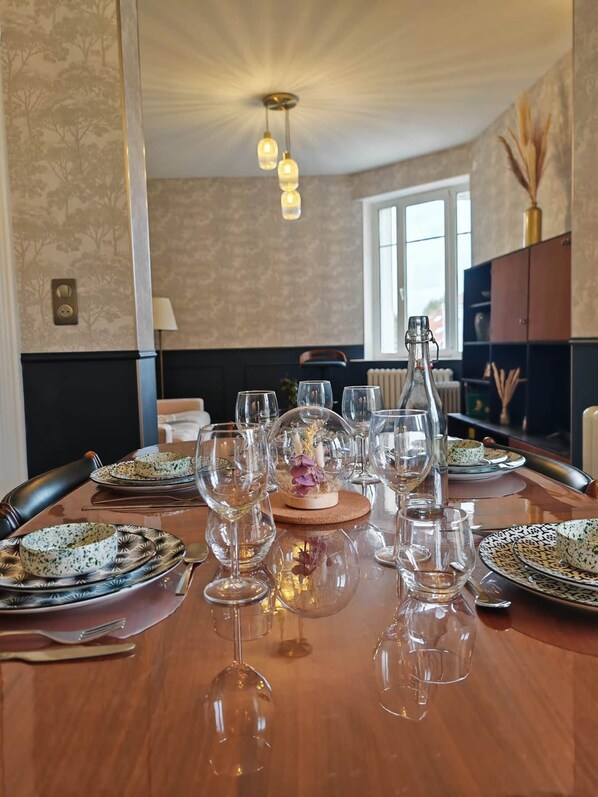 Dining - The Vintage: A 4-Star Apartment for up to 5 People (Metz)