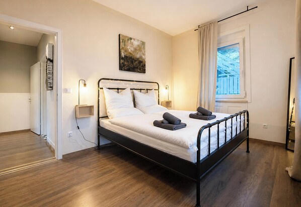 2 habitaciones, tabla de planchar con plancha, wifi y ropa de cama