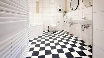 Dusche, Haartrockner, Handtücher, Seife
