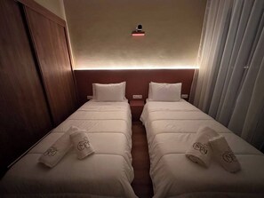 Tabla de planchar con plancha, wifi y ropa de cama