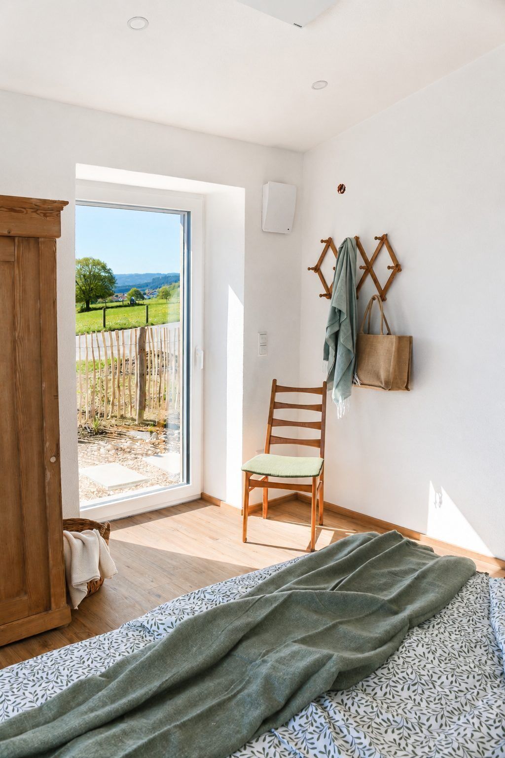 2 bedrooms, travel cot, WiFi, bed sheets