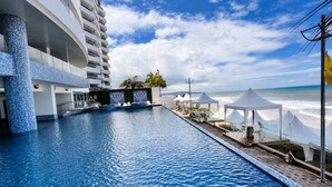 Indoor pool, outdoor pool - Grand Diamond Beach, Luxury Oceanfront Suite🌟 (Tonsupa)