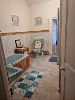 Bathroom - Lovely 5-bedroom house in Tipperary perfect for family and group getaways (Tipperary)
