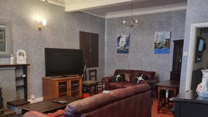 Living area - Lovely 5-bedroom house in Tipperary perfect for family and group getaways (Tipperary)