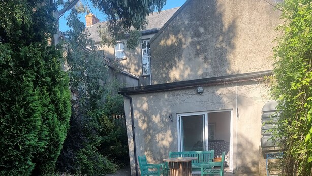 Outdoor dining - Lovely 5-bedroom house in Tipperary perfect for family and group getaways (Tipperary)