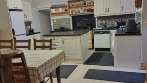 Private kitchen - Lovely 5-bedroom house in Tipperary perfect for family and group getaways (Tipperary)