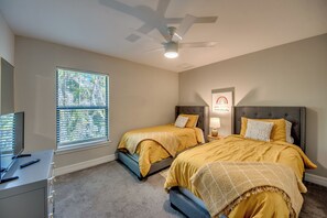 4 bedrooms, desk, free WiFi, bed sheets - Luxury Cape Coral Oasis: Pool, Sleeps 8 (Cape Coral)