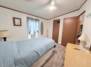 Desk, WiFi, bed sheets - 5 Peaceful Acres•Pet Friendly•Short Drive to Beach (Milton)